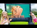 Nastya e seu pai vão assistir seu filme favorito Jungle Beat Nastya e seu pai vão assistir seu filme favorito Jungle Beat