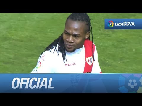 Cabezazo de Manucho que sale por encima de porteríaa