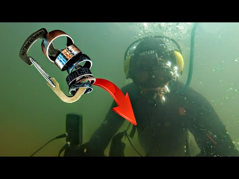 Taucher findet halbes Dutzend Ringe bei Schatzsuche Unterwasser mit einem Metalldetektor - Sondeln