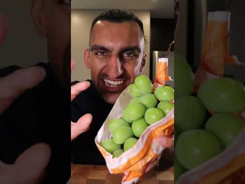 Let's Try the MOST EXPENSIVE GRAPES in the World (Japanese Shine Grapes)
