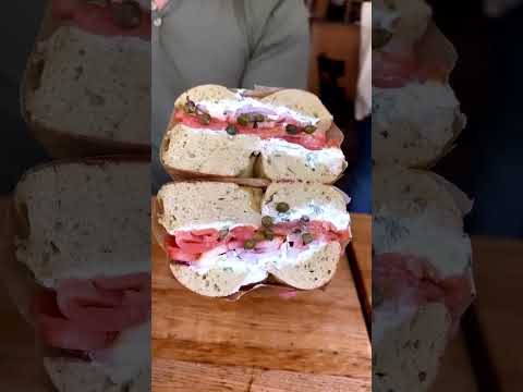 O Bagel Spot de Nova York que você DEVE experimentar: Brooklyn Bagel and Coffee #nycfood #shorts