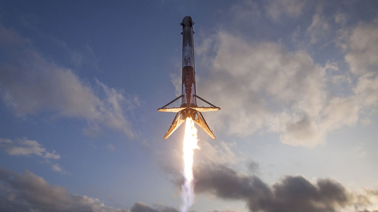 SpaceX опубликовала видео посадки повторно отработавшей ракеты. Фото.