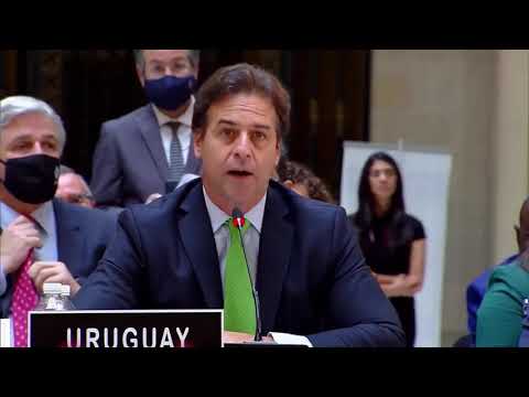 Lacalle Pou sings 'Homeland and Life' to Díaz-Canel