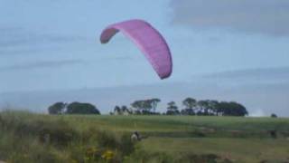 preview picture of video 'Murray & Ali have a fun day flying Lunan Bay dunes clip 01'