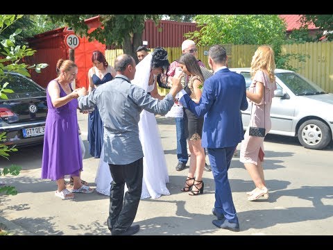 04 Traditii nunta  -  Nuneasca in fata casei