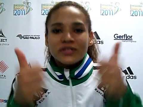 Alexandra do Nascimento chama a galera para o jogo das quartas de final / Brasil x Espanha