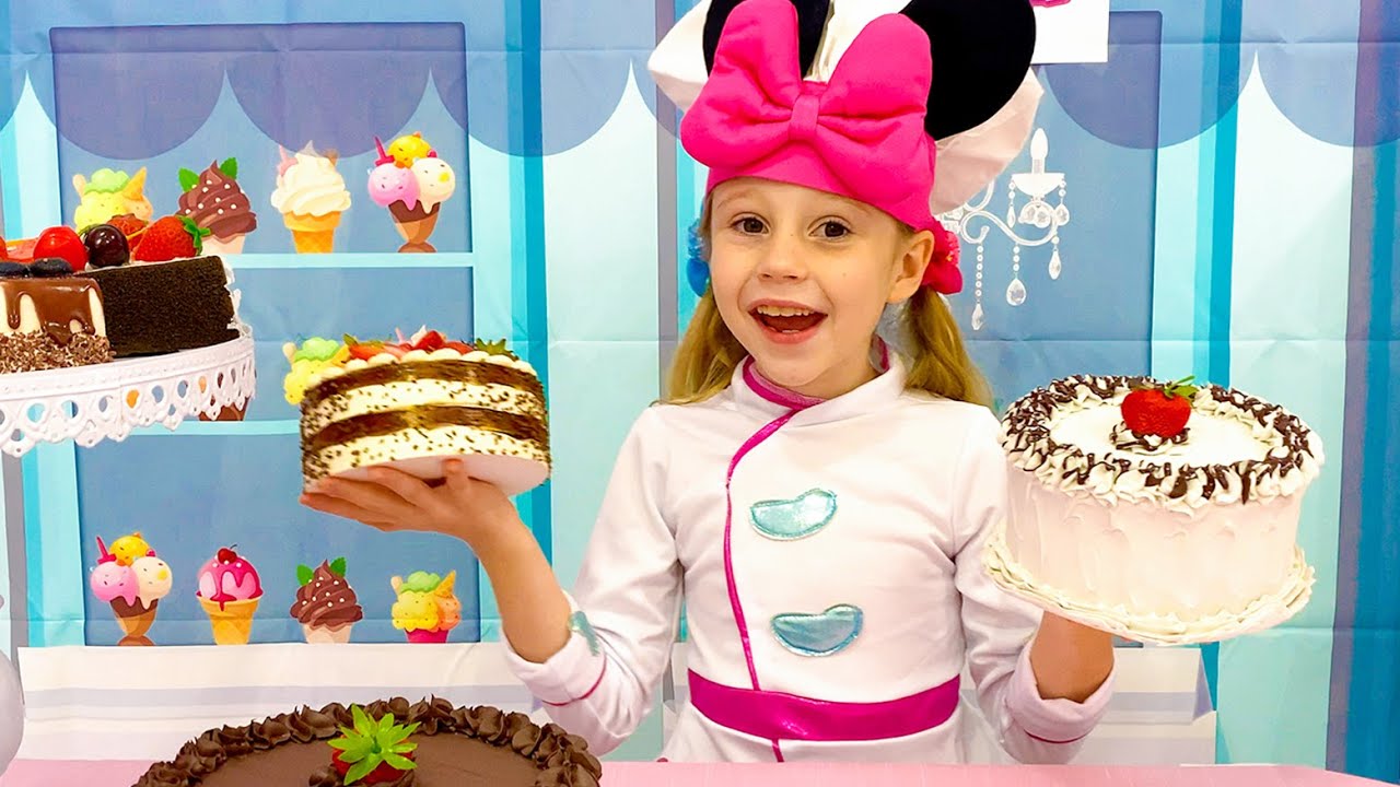 Настя играет в Сake Cafe. Nastya pretends to play in the Сake Сafe