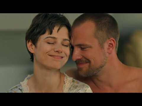 Contratada como governanta na casa de um ASSASSINO🎬 Filme romântico