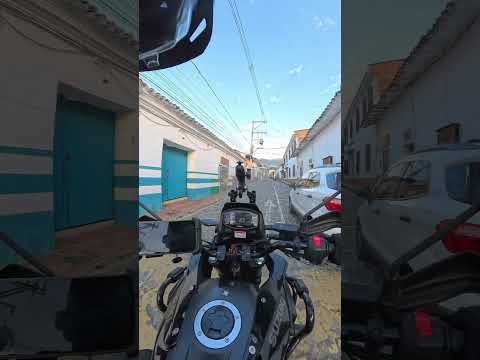Rodando por el empedrado de Santa Fe de Antioquia 🏍️