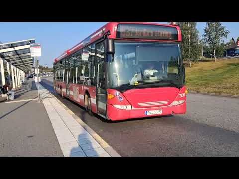 En tutande Nobina 7233 avgår från Port 73