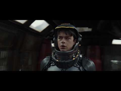 Valerian and the City of a Thousand Planets (Clip 'Straight Into a Wall')