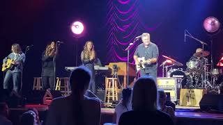 Corinna Grant Gill’s Amazing performance! Vince Gill and daughter Aug 7, 2022 at The Ryman!