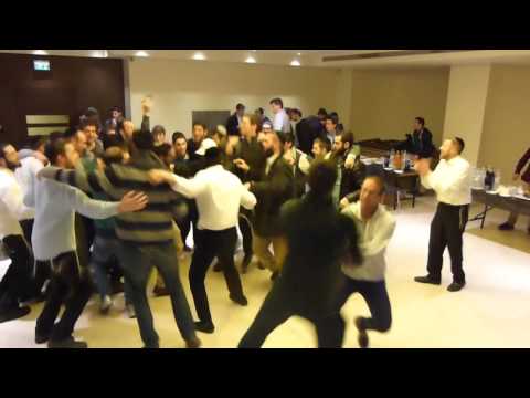 Alex Clare performing at Aish HaTorah