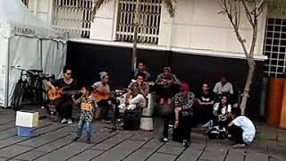 Download lagu Menarik perhatian nyanyi lagu persija mp3