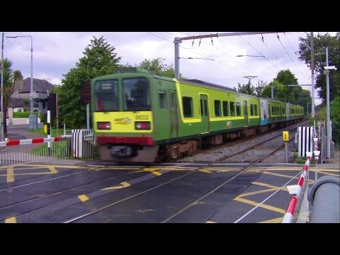 Level Crossing at Merrion Gates - Dart train number 8622