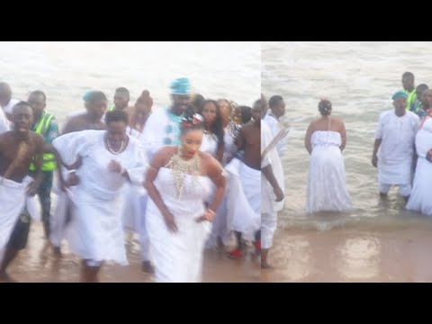 See What Happen At Olukun Festival As Water Goddess And Other Run, As Ooni Of Ife Show Herself