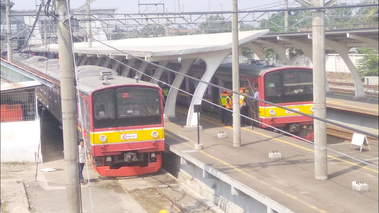 KRL JR 205 Series Meninggalkan Stasiun Parung Panjang.