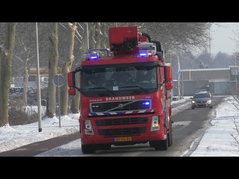 Prio 1 Brandweer Veghel HW 21-3951 met spoed naar een Woningbrand in Oss