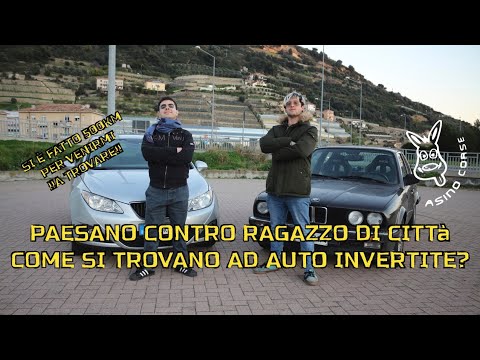 Scambio culturale concetto auto storiche VS moderne