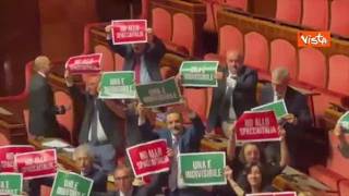 "No allo spacca Italia", protesta opposizioni con cartelli al Senato contro Autonomia...
