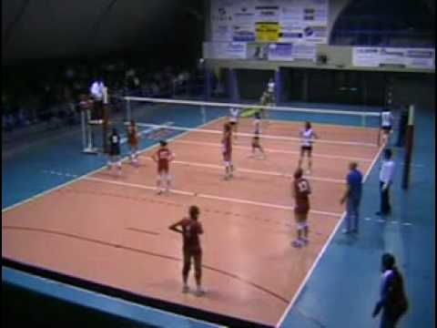 arbitro di pallavolo un pò distratto....