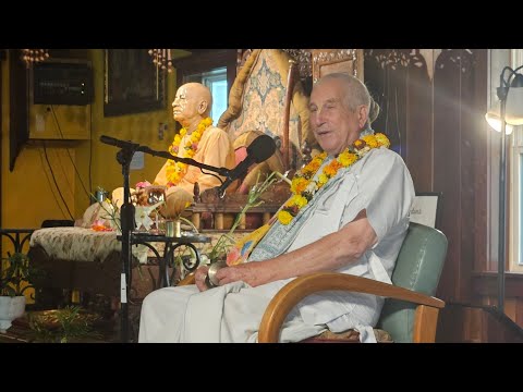 HG Deena Bandhu Prabhu singing "Radhe Jaya Jaya Madhava Dayite"