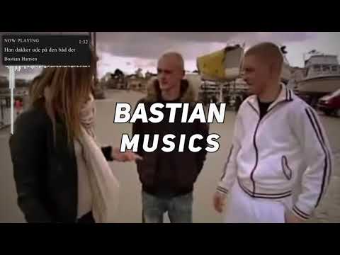 Han dakker ude på den båd der