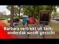 Dakloze Barbara ziet toe hoe haar spullen worden opgeruimd
