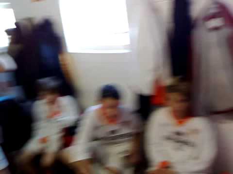 Feest in de kleedkamer van VB D2 na de overwinning op WSV D5