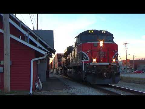 IAIS 513 and 150 Pull a Short Freight - Geneseo, IL