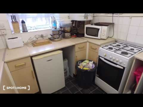 Spacious rooms to rent in 4 -bedroom flat in Mile End - Spotahome (ref 129797)
