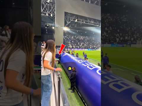 Une fan attire son attention… et il lui offre son maillot devant tout le stade #football