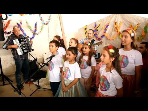 Göçmen çocuklar için barış korosu