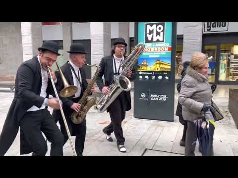 La Marò Band porta sorrisi tra le vie del centro di Legnano