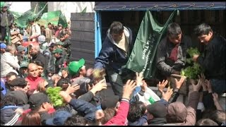 Pequeños productores protagonizan protesta regalando verduras en Argentina