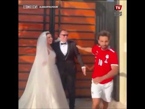 محمد صلاح يفاجئ عروسين بصورة تذكارية خلال تواجدهما في فندق إقامة منتخب مصر