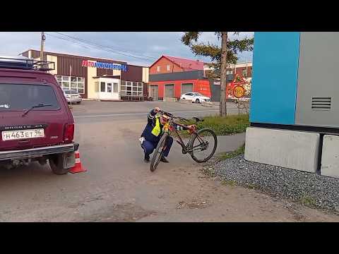 Автомобилист сбил велосипедиста на тротуаре
