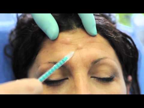 Hypostases sotto occhi e dolori principali Maschera da reddenings e irritazioni su una faccia