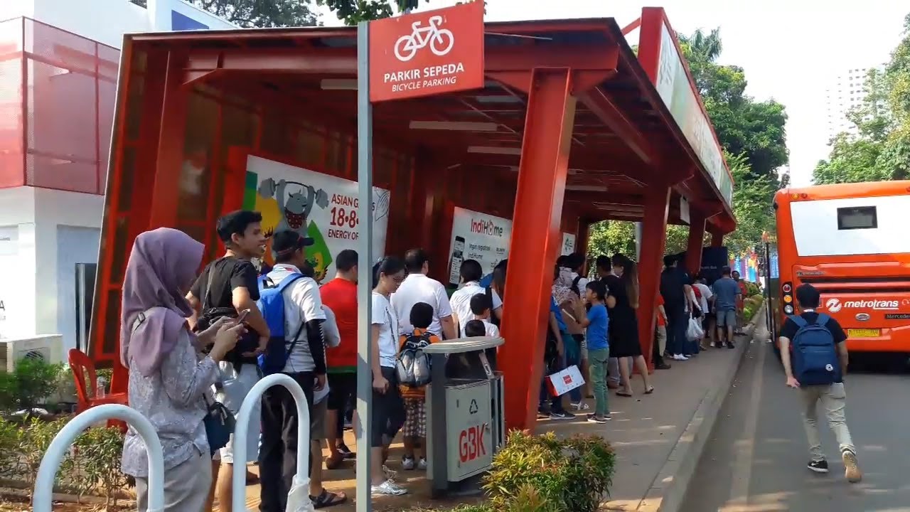 Antrean Penonton di Halte Bus Menuju Venue GBK Capai 15 Meter - Tribun ...
