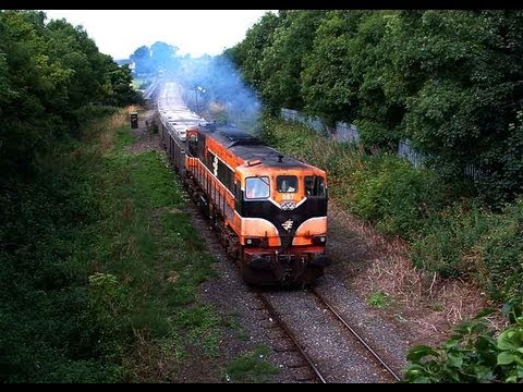 087 on a Tara mines - Alexandra Road laden ore train departing Navan 26-July-2005