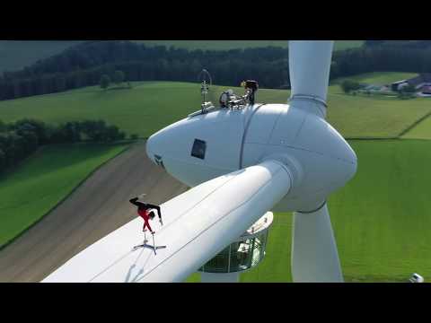 Weltweit erste Akrobatik-Performance auf einem Windradflügel