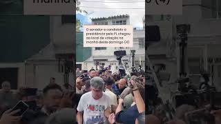 Flávio Bolsonaro chega para votar em meio a tumulto no Rio de Janeiro #shorts