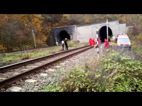 Om LOVIT DE TREN într-un tunel din județul Cluj. Traficul feroviar este blocat.