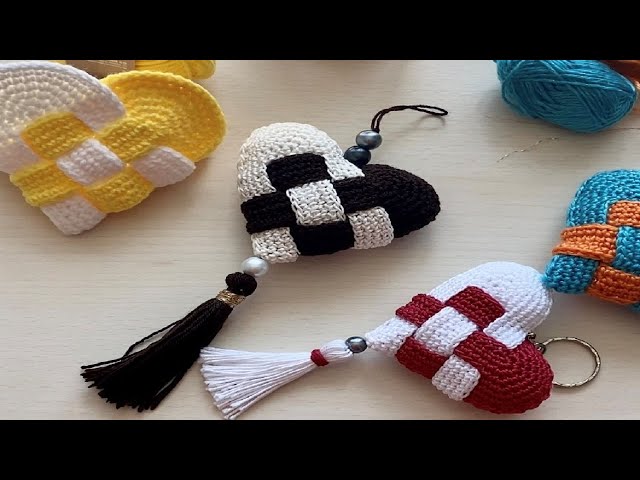 Vídeo relacionado con CALFOVERA Llavero de Cuero Sintético con Forma de Corazón, Bonito Adorno con Anilla Dorada, Ideal para Bolsos, Carteras, Regalos de San Valentín (Rojo)