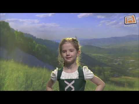 Anna-Liisa kepsles laval heliseva muusika saatel "Väikesed Hiiglased"