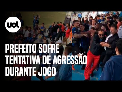 Jogadores e torcedores tentam agredir prefeito após confusão em jogo de futebol
