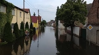 preview picture of video 'Hochwasser 2013 - 12. Juni: Fahrt durch Kühren und Aken'