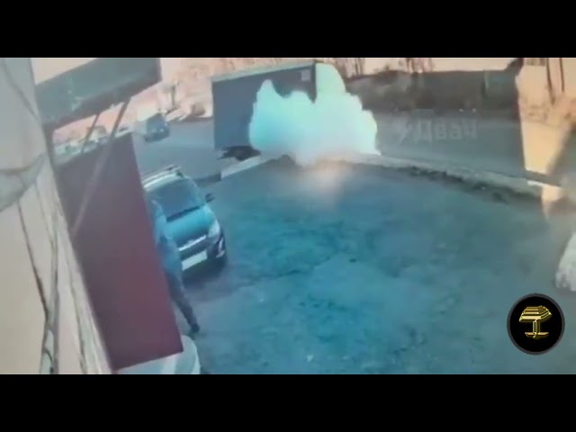 Infierno de fuego: Explosión de un camión envuelve en llamas todo a su alrededor