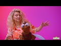 Tori Kelly Sings About Bugs The Not Too Late Show With Elmo Funny Video For Babys Baby Songs Tv