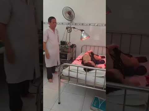 Thầy Hà Đức Dự châm cứu điện chữa trị cho bệnh nhân nam 73t, bị di chứng TBMM não yếu liệt 1/2p, thoái hóa, gai nhiều đốt sống tủ D9-S3. Bệnh nhân nữ 73t bị đau thần kinh toạ do thoát vị đĩa đệm l4l5-l5s1, thoát vị đĩa đệm từ C5-C7, chèn ép thần kinh cổ v